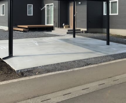 駐車場土間コンクリートの養生完了となります。