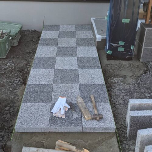 アプローチ平板敷きです。 アプローチ平板敷きです。