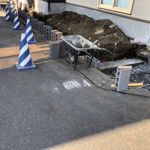 土止め部分のブロック積み作業となります。