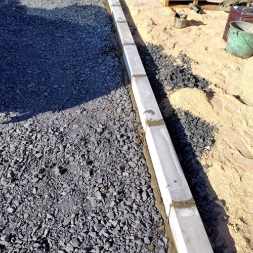 コンクリート縁石の設置です。 コンクリート縁石の設置です。