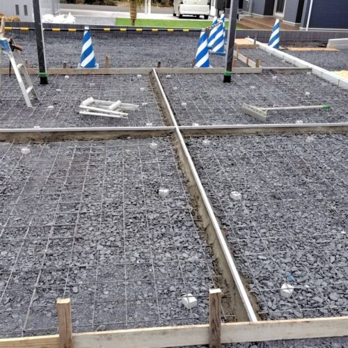 ワイヤーメッシュ敷きです。 ワイヤーメッシュ敷きです。