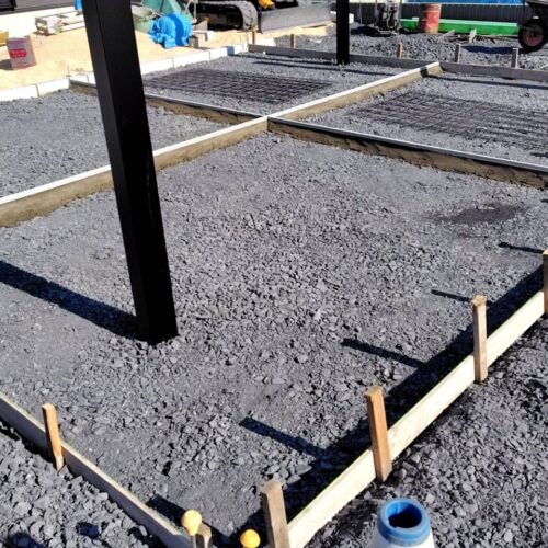 伸縮目地の施工です。 伸縮目地の施工です。