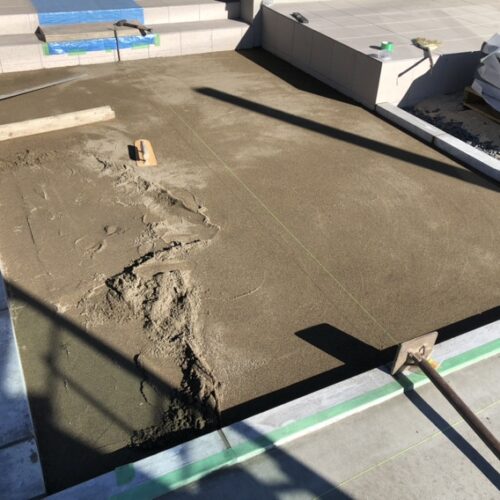 アプローチのインターロッキング下地砂の準備となります。