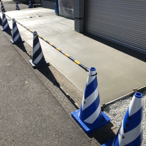 駐車場の土間コンクリートの養生となります。