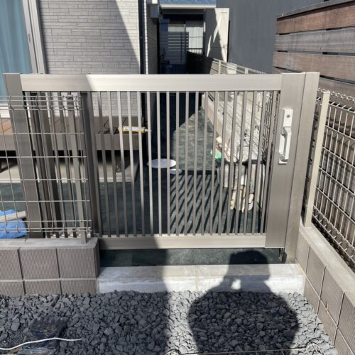 引戸の取り付けです。