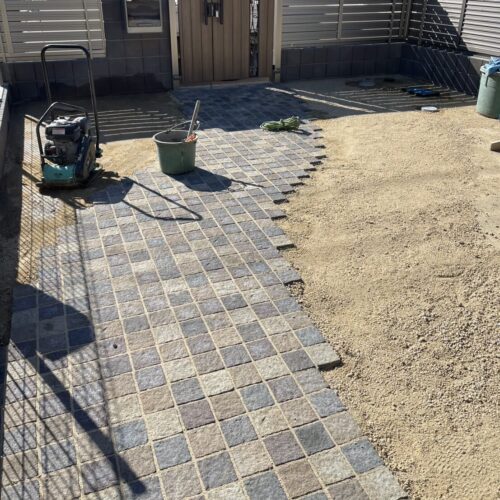 アプローチインターロッキングが敷き終わりまして最後に目地の施工なになります。