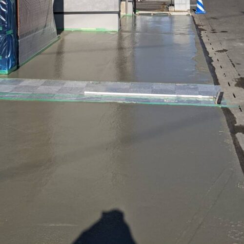 駐車場コンクリートの打設です。この後仕上げ作業を行います。