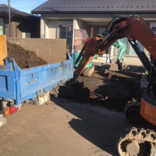 駐車場部分の掘削作業となります。深さを確認しながら掘り進めて行きます。