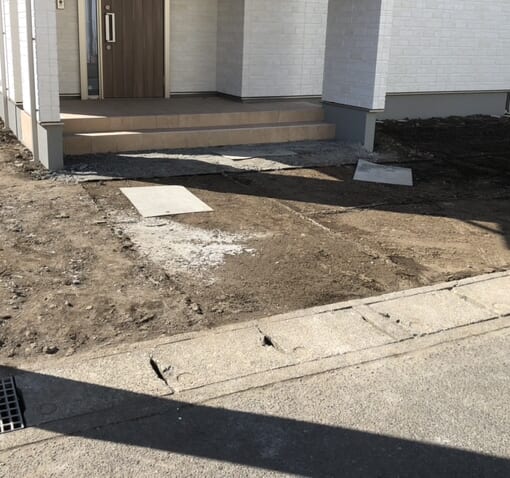 本日は工事着工前のご近隣へのご挨拶に廻らせて頂きました。お待たせ致しました外構工事着工となります。