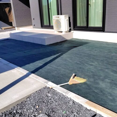 人工芝下地防草シート敷きです。