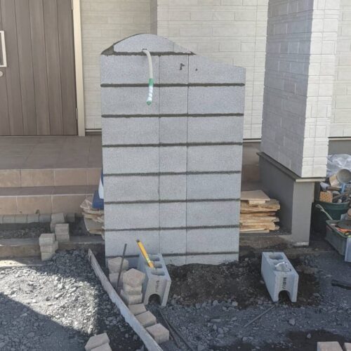 門柱ブロック積み作業です。