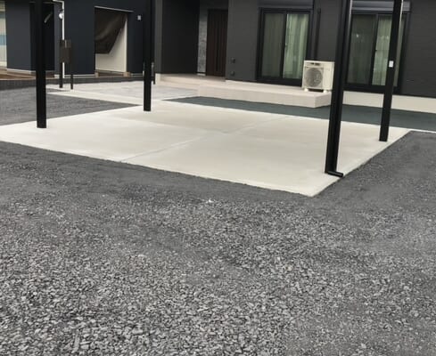 駐車場の土間コンクリートの養生完了となります。