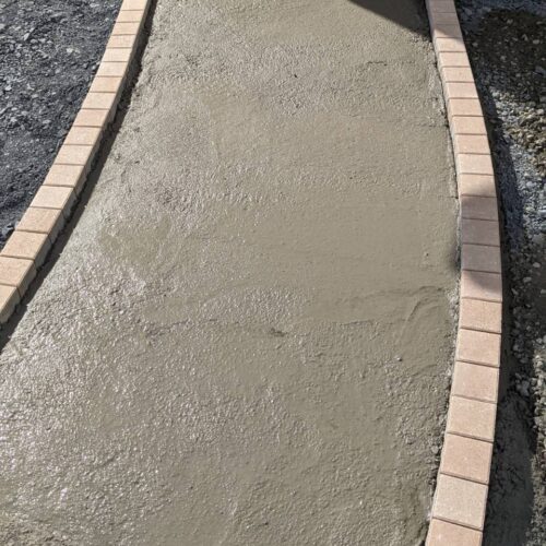 アプローチ下地土間コンクリート施工です。