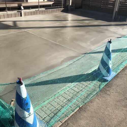 駐車場の土間コンクリートの養生となります。