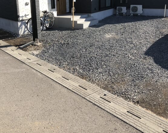 本日は工事着工前のご近隣へのご挨拶にお伺いさせて頂きました。お待たせ致しました外構工事着工となります。