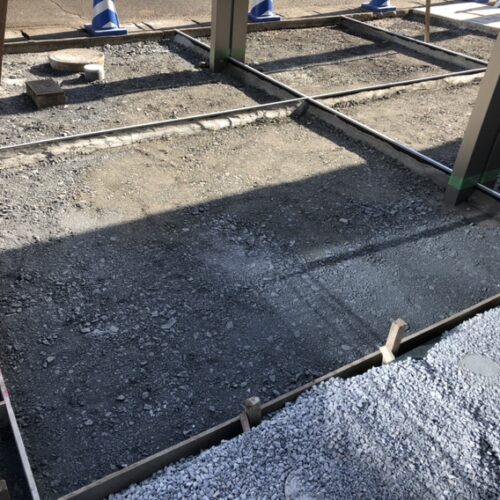 駐車場部分の見切りのエキスパンタイの設置となります。