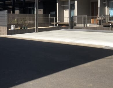 駐車場の土間コンクリートの養生も終わりまして工事完了となります。ありがとうございました。