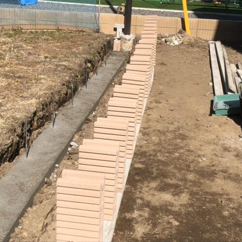 西側のブロック積み作業開始となります。先日までの強風もおさまりまして順調に工事作業を進めております。