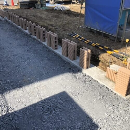 入り口境界のブロック積み作業となります。