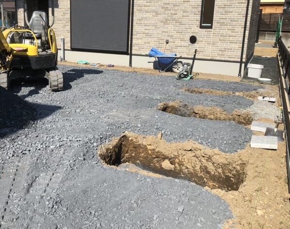 カーポートの後方柱建ての為の柱の基礎部分を掘削作業となります。