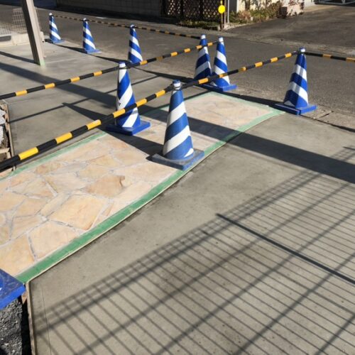 駐車場の土間コンクリートの養生となります。