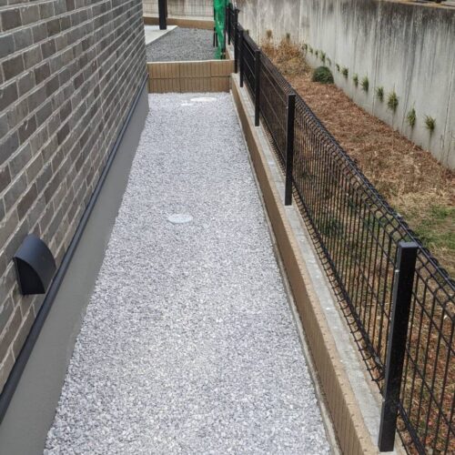 建物周りの6号砕石敷きです。 建物周りの6号砕石敷きです。