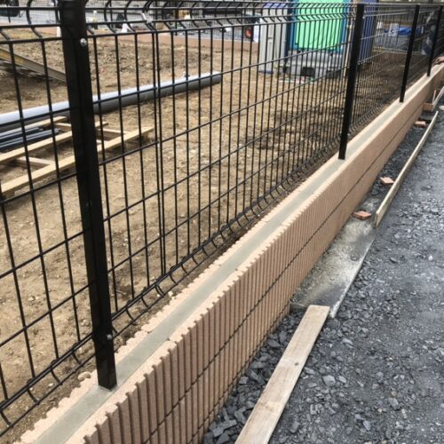 境界側のフェンス本体の設置となります。