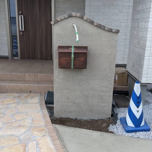 ポスト取り付けです。