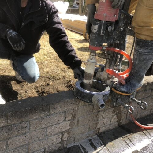 本日より工事着工となります。ブロックへのコア穴明け作業となります。