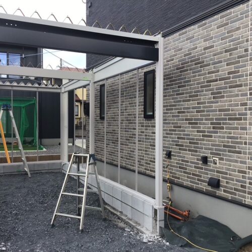 ガレージの組み立て設置作業となります。