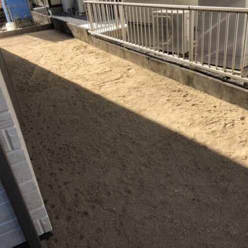 お庭の山砂の整地均し完了となります。