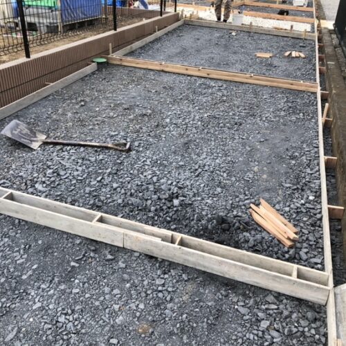 駐車場コンクリート部分の型枠組み作業となります。
