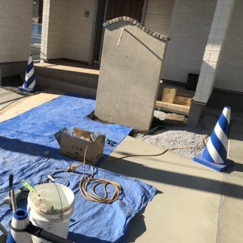 門袖の美ブロ塗りとなります。塗り壁の準備をして作業開始です。