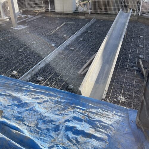 コンクリート打設前のメッシュ筋敷きです。