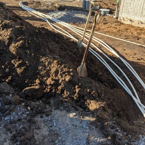 照明の配管埋設です。照明取り付けは後半ですが、管は初めに埋設します。