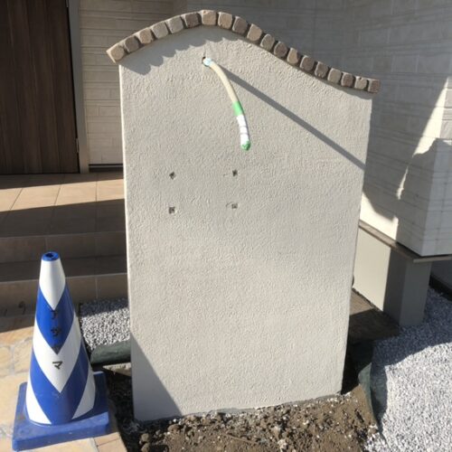 門袖のビブロの塗り壁作業となります。後日ポスト・表札・照明を取り付けます。