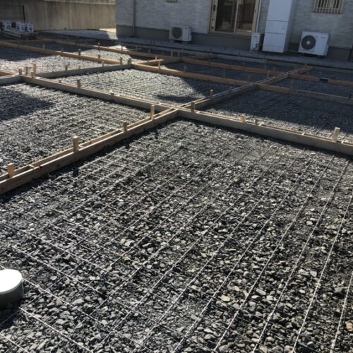 駐車場コンクリートのメッシュ筋敷きです。