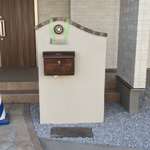 ライト、表札、ポストの取り付けです。