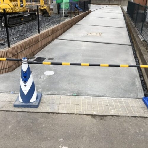 駐車場の土間コンクリートの養生中となります。