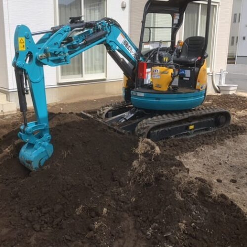 本日より外構改修工事着工となります。掘削作業開始です。