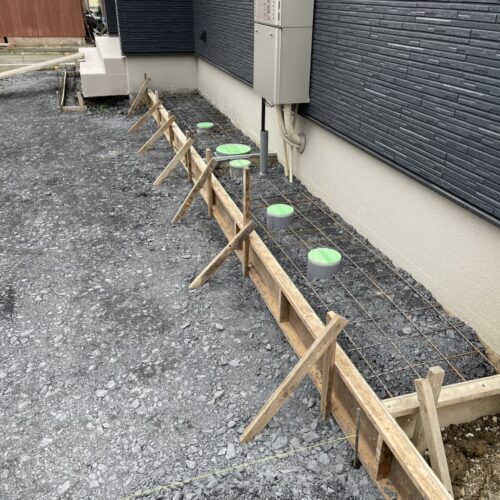 犬走りコンクリートの型枠組みです。