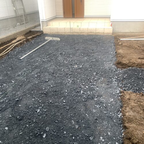 スロープの下地砕石敷きです。