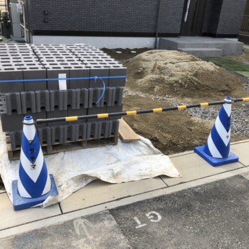 境界ブロックの材料搬入となります。