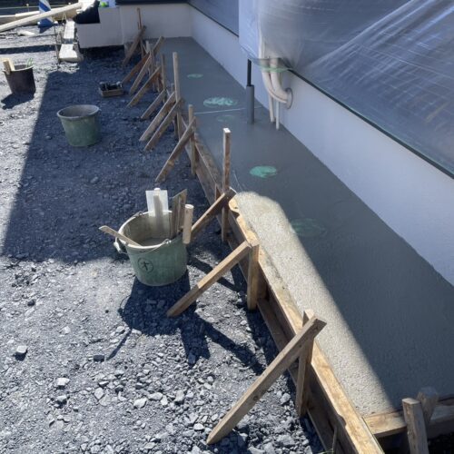 犬走りコンクリート施工状況です。