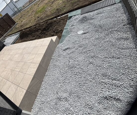 防草シート及び６号砕石の敷き込み作業となります。