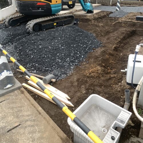 駐車場の掘削および残土搬出と砕石搬入です。