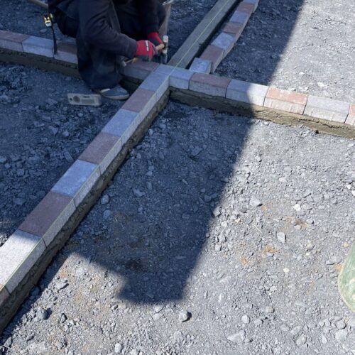 見切りインターロッキングの施工状況です。