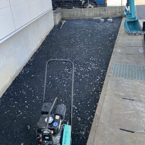 駐車場砕石の敷き均しと転圧です。