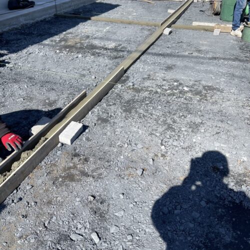 土間コンクリート見切りインターロッキングのベース施工です。