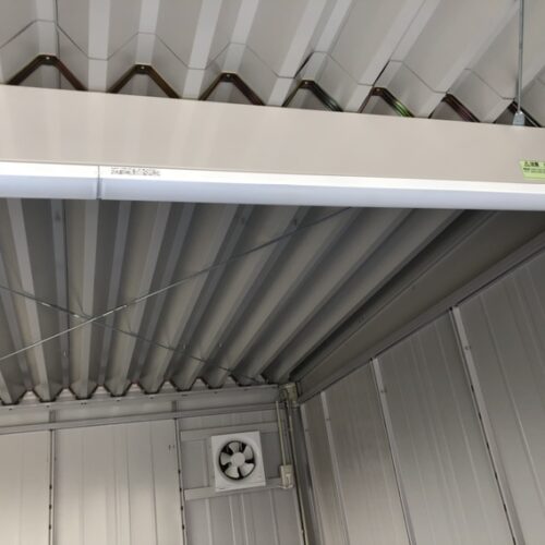 ガレージ内の照明及び換気扇の取り付け作業の電気工事となります。